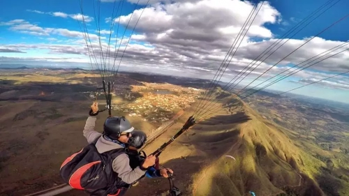 Serra da Moeda vista de cima num voo duplo incrível